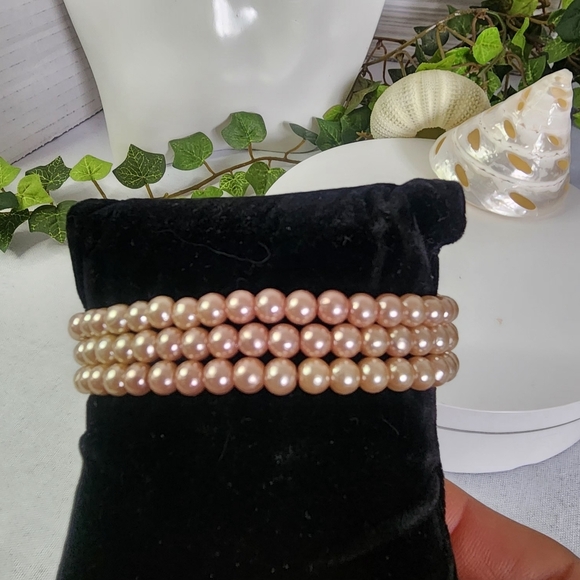 Triple Strand Pearl Bracelet with Gunmetal Bow - Picture 5 of 9